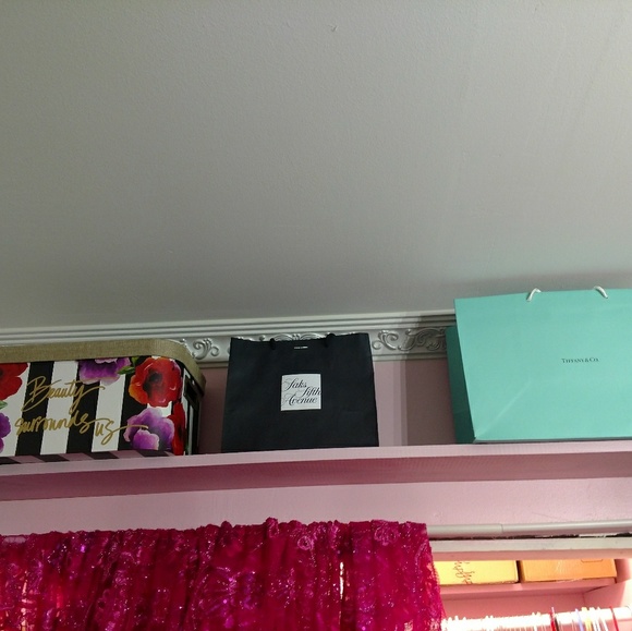 Help me, I'm poor! ๐ cleaning my REAL closet - Picture 4 of 6